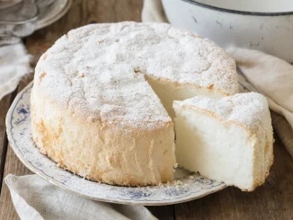 Babka śnieżna z białek, oprószona cukrem pudrem