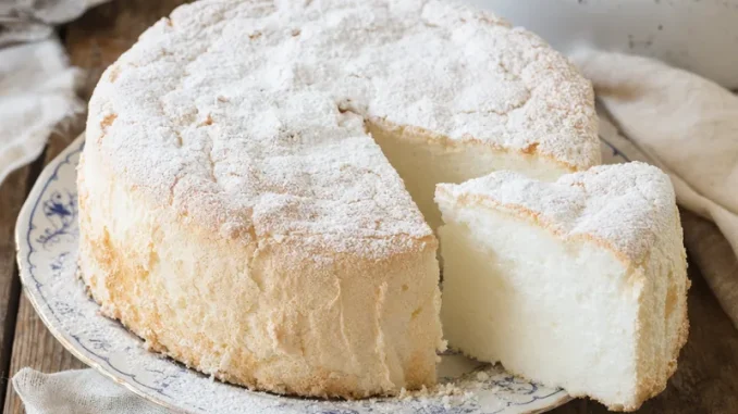 Babka śnieżna z białek, oprószona cukrem pudrem