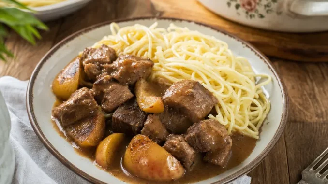 Bigos z resztek pieczeni z jabłkami i makaronem