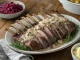 Comber z sarny pokrojony w plastry z sosem