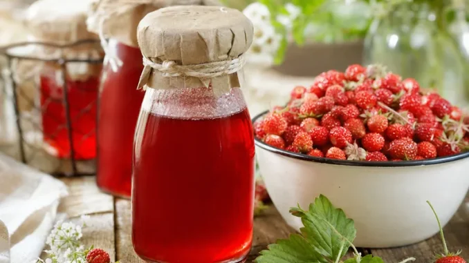 Sok poziomkowy w buteleczkach i świeże poziomki