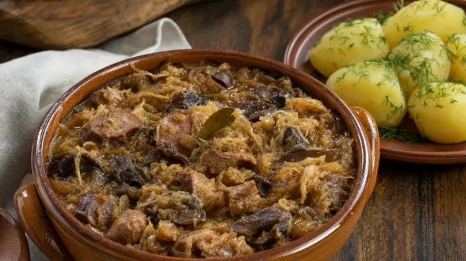Bigos po staropolsku w glinianym garnku