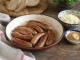 Kiełbasa świeża smażona z chrzanem i musztardą