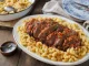 Pieczeń barania z sosem pomidorowym i makaronem