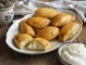 Pierogi z kaszą i serem zapieczone na złoto, z kratką naciętą nożem