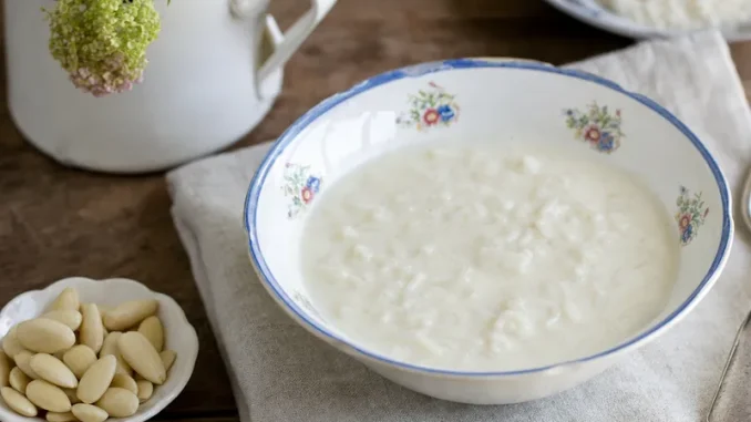 Zupa migdałowa z ryżem w porcelanowej misce