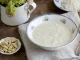 Zupa migdałowa z ryżem w porcelanowej misce