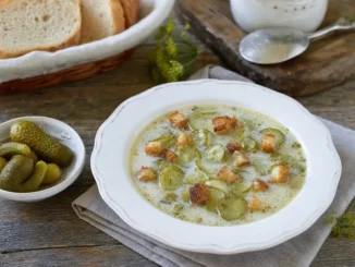 Zupa ogórkowa po staropolsku z ogórkami i grzankami