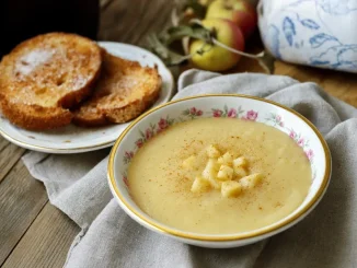 Zupa z jabłek i gruszek ze słodkimi grzankami
